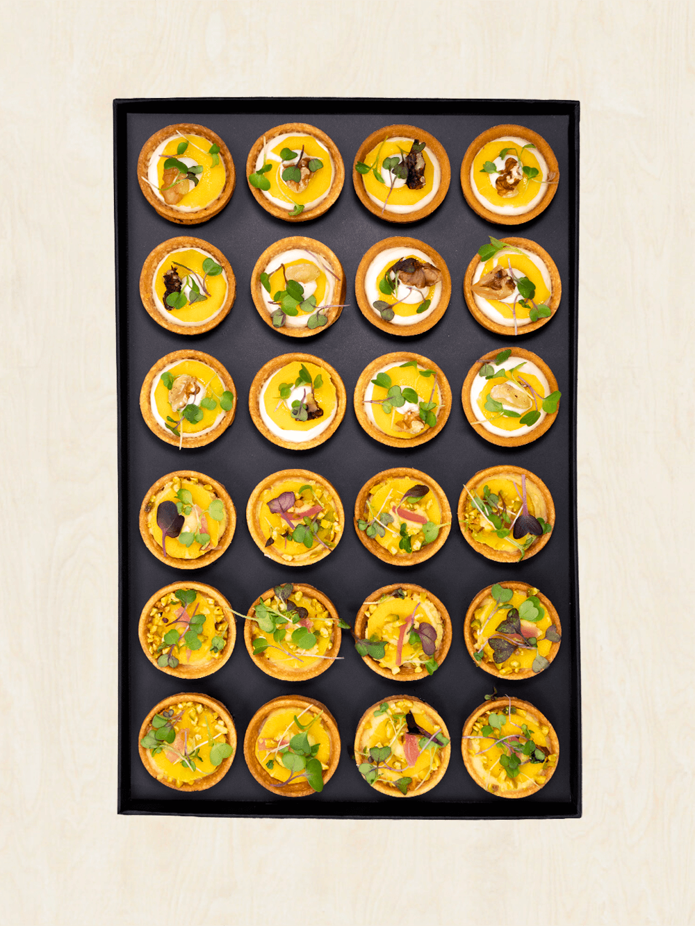 24 Bouchées Mini Tartelettes - Micro Pousses Petit Pois Chèvre & Houmous Pistache